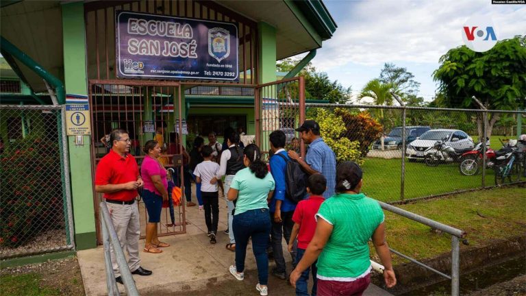 Niños nicaragüenses ingresando a la escuela San José, en Costa Rica, el 7 de diciembre de 2022.