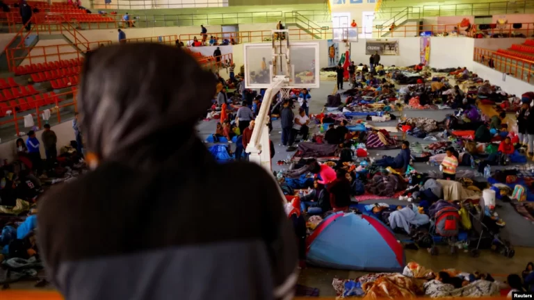 Migrantes, en su mayoría nicaragüenses que fueron secuestrados y liberados días después por el Ejército Mexicano, descansan en un gimnasio, en el estado de Chihuahua, México, el 10 de diciembre de 2022 REUTERS/José Luis González
