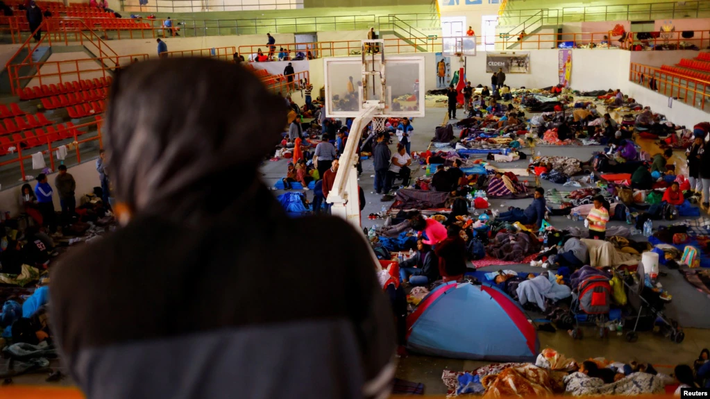 Migrantes, en su mayoría nicaragüenses que fueron secuestrados y liberados días después por el Ejército Mexicano, descansan en un gimnasio, en el estado de Chihuahua, México, el 10 de diciembre de 2022 REUTERS/José Luis González