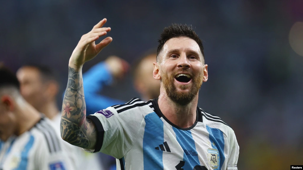 lionel messi celebra el triunfo de argentina frente a australia foto cortesia la voa