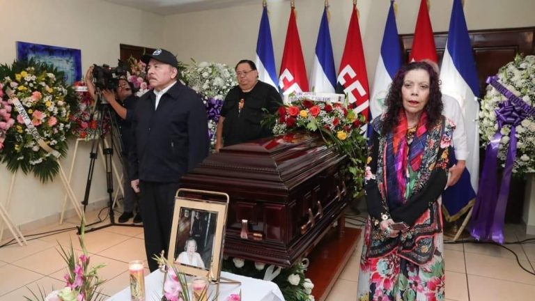 Ortega y Murillo acompañan el féretro de Blanca Segovia Sandino Aráuz