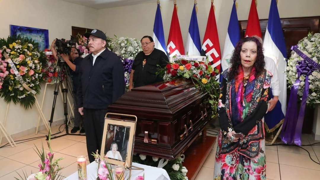 Ortega y Murillo acompañan el féretro de Blanca Segovia Sandino Aráuz