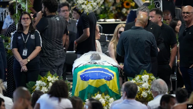 El ataúd con los restos del gran futbolista brasileño Pelé yace en estado durante su velatorio en la cancha del estadio Vila Belmiro en Santos, Brasil, el lunes 2 de enero de 2023. (Foto AP/Andre Penner)