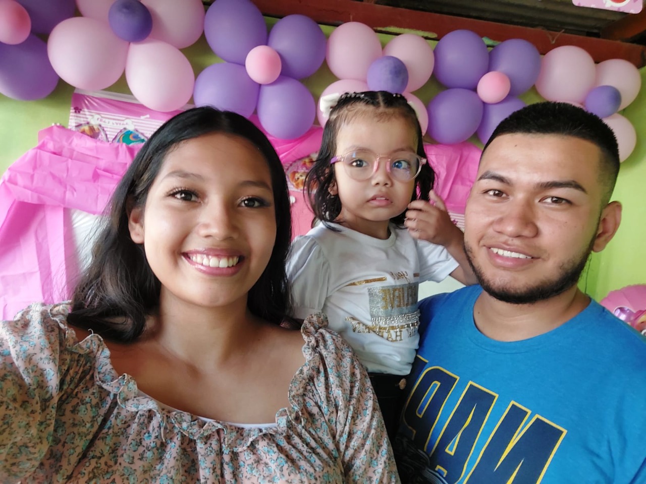 Valentina junto a su mamá Alejandra y su padre, Gerson, último que tuvo que migrar en busca de mejores oportunidades laborales para ayudar a su hija.
