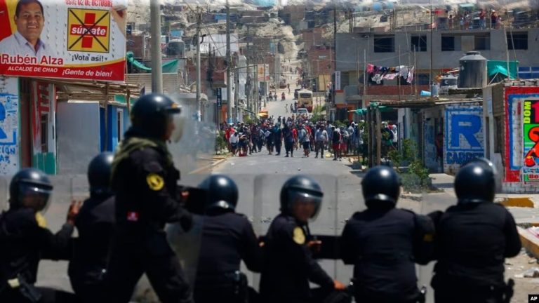 La policía antidisturbios y los partidarios del derrocado presidente peruano Pedro Castillo se enfrentan en la Carretera Panamericana Norte, en Chao, Perú, el 15 de diciembre de 2022.