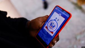 Un migrante de Venezuela que busca asilo en EEUU usa su teléfono para acceder a la aplicación CBP One de Aduanas y Protección Fronteriza (CBP) de EEUU para solicitar una cita al país, afuera de un albergue en Ciudad Juárez, México, el 12 de enero de 2023.