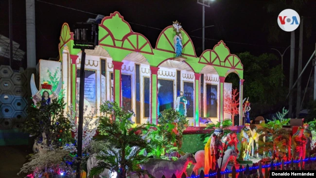 Representación de la llegada de los Reyes Magos, en un Belén sobre la avenida Bolivar del centro histórico de Managua. [Foto Donaldo Hernández, VOA]