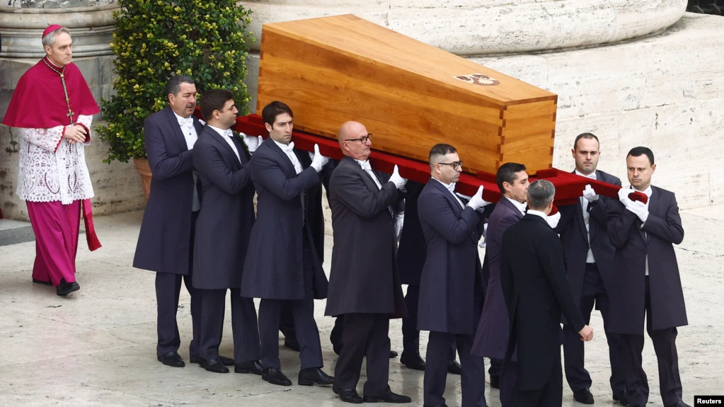 El ataúd del ex Papa Benedicto XVI es llevado durante su funeral, en la Plaza de San Pedro en el Vaticano, el 5 de enero de 2023.