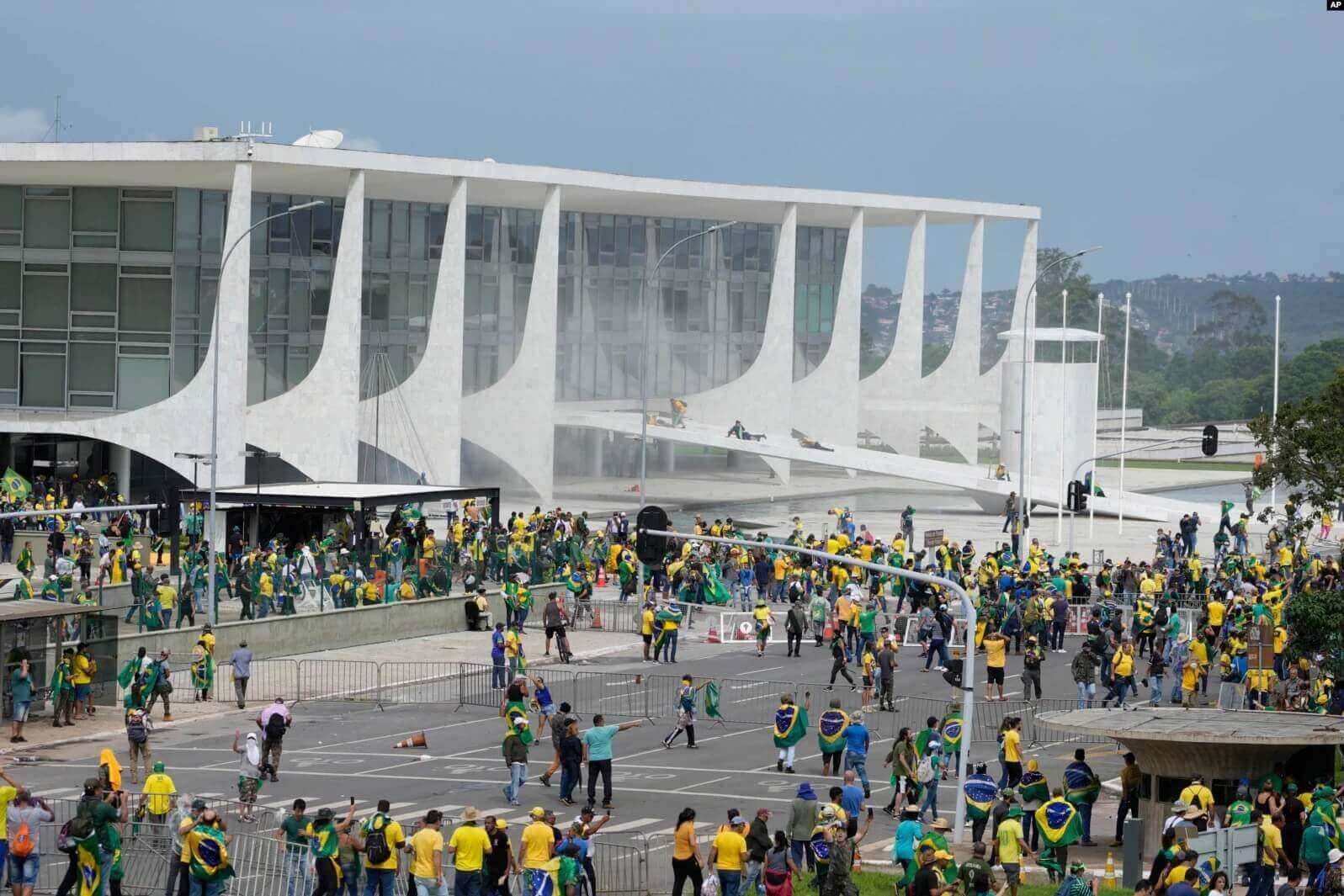 Partidarios del expresidente de Brasil Jair Bolsonaro irrumpen en el edificio del Congreso Nacional en Brasilia, Brasil, el domingo 8 de enero de 2023.