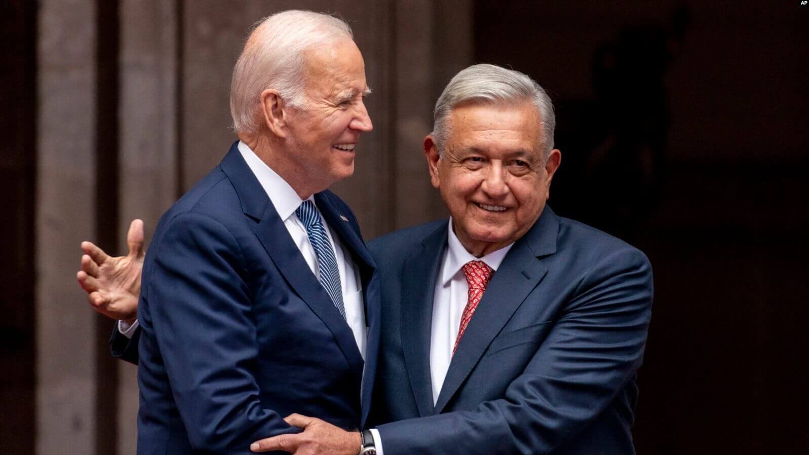 El presidente de México, Andrés Manuel López Obrador (der.) recibe en el Palacio Nacional de Ciudad de México al mandatario de EEUU, Joe Biden, para una reunión bilateral el 9 de enero de 2023.
