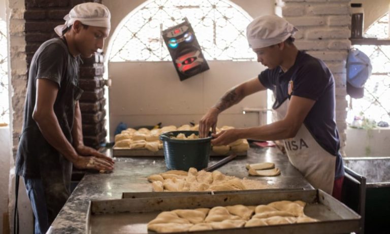 panaderos elaborando pan cuyo precio se ha encarecido