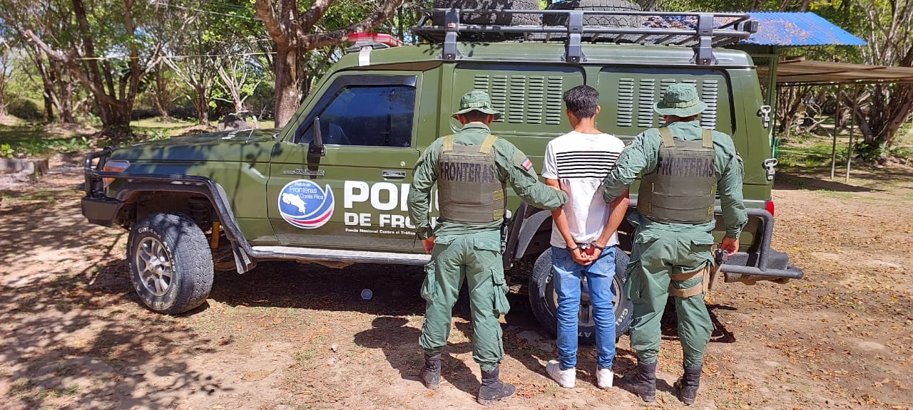 policias de fronteras de costa rica detienen a un nicaraguense con documentos falsos foto cortesia