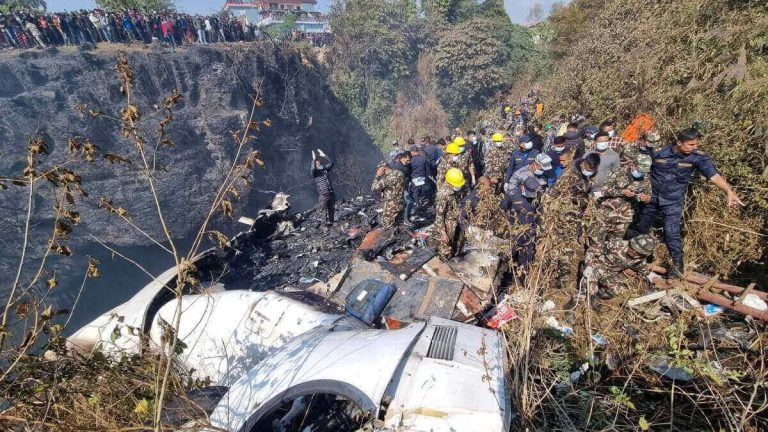 Avión se estrella al intentar aterrizar en Nepal