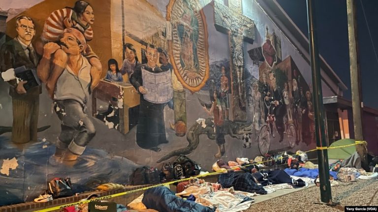 Biden visita puesto fronterizo y centro de migrantes.