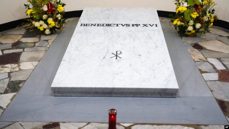 tumba Benedicto XVI