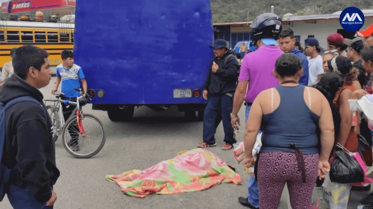 Niño de 10 años perece bajo las llantas de un pesado camión repartidor de gaseosas.