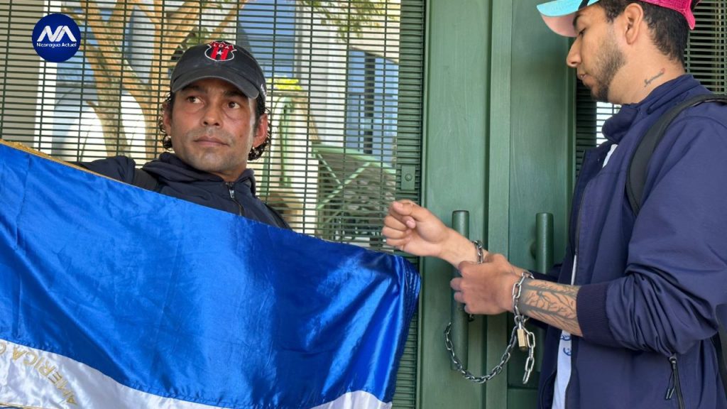 Excarcelado político se encadena frente a las instalaciones del BCIE /Nicaragua Actual