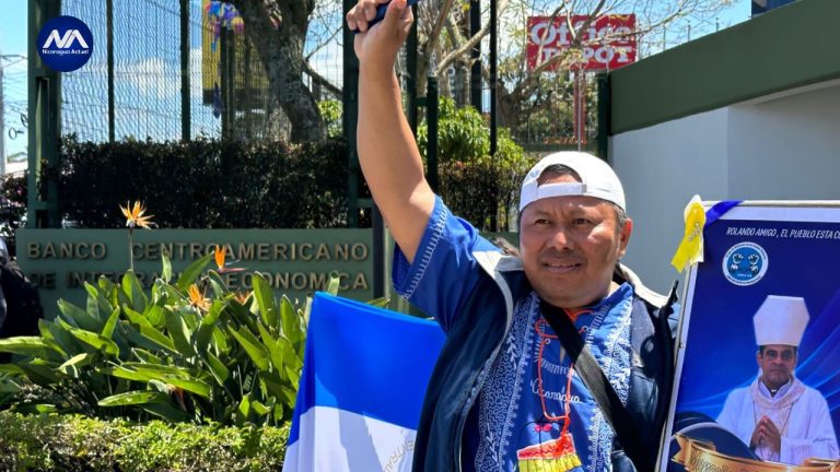 Manifestantes frente al BCIE /Nicaragua Actual