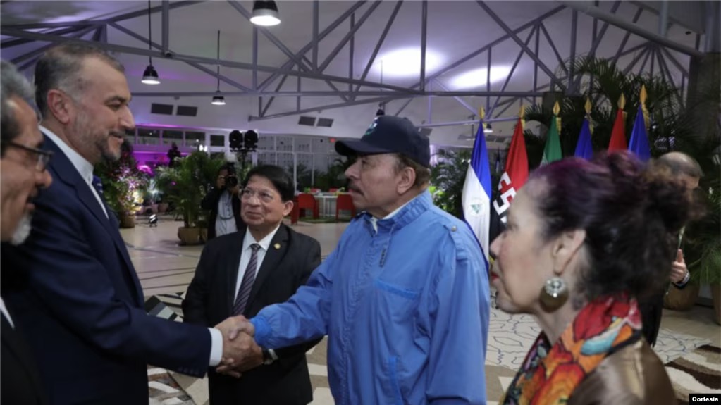 Reunión entre el Presidente Daniel Ortega, derecha, con el canciller de Irán Hossein Amir-Abdollahian en Managua, Nicaragua. [Foto: Presidencia de Nicaragua].