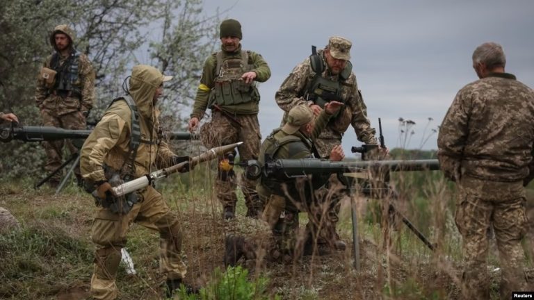 Militares ucranianos de las Fuerzas de Defensa Territorial usan un lanzagranadas antitanque mientras participan en un ejercicio de entrenamiento, en medio de la invasión rusa de Ucrania, en la región de Dnipropetrovsk, Ucrania, el 14 de mayo de 2022.
