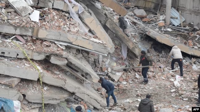 Rescatistas y voluntarios realizan operaciones de búsqueda y rescate entre los escombros de un edificio derrumbado, en Diyarbakir, Turquía, el 6 de febrero de 2023.