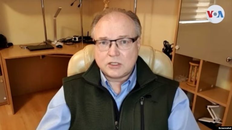 Captura de pantalla de la entrevista en video realizada por la VOA al embajador Ruslan Spirin, representante diplomático de la cancillería de Ucrania para América Latina, el viernes 24 de febrero de 2021.