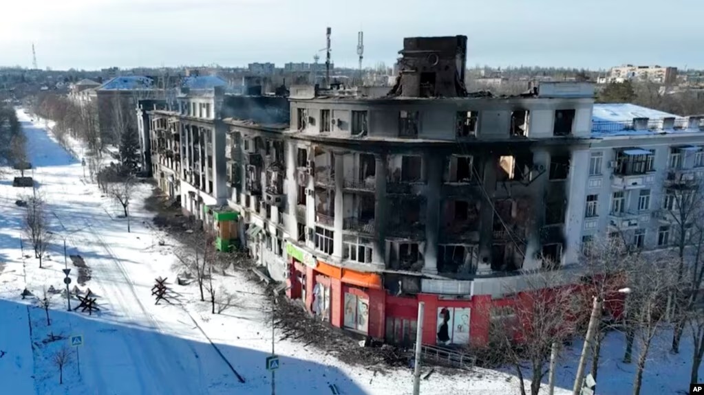 Foto de un dron de AP muestra la destrucción y la soledad en la ciudad de Bájmut, en el este de Ucrania, el 13 de febrero de 2023.