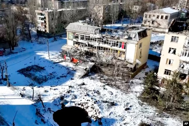 Un edificio destrozado en Bájmut, en el este de Ucrania, el 13 de febrero de 2023.