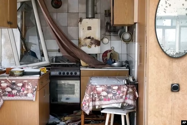 Foto de la cocina de un apartamento cuya fachada se desplomó en Bájmut, en el este de Ucrania, tomada por un dron de AP el 13 de febrero de 2023.