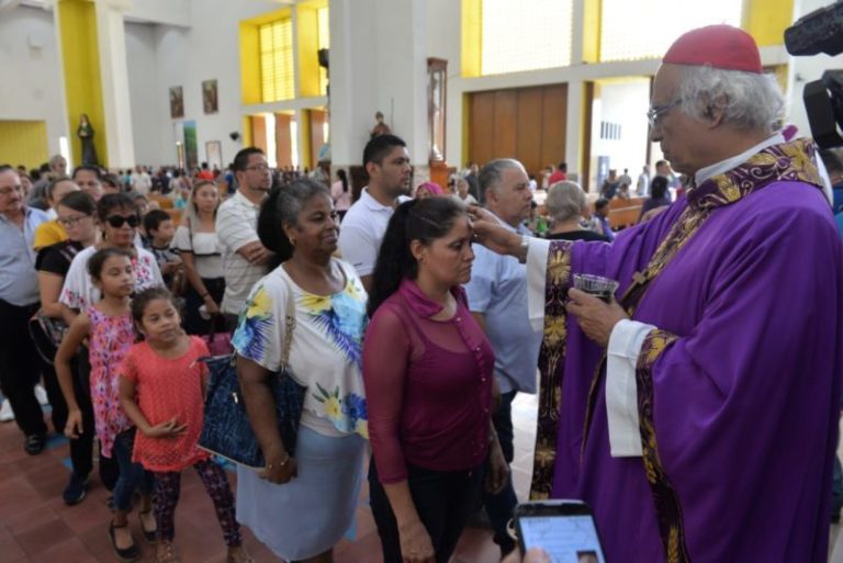 cardenal leopoldo brenes impone la cruz de cenizas en el inicio de la cuaresma