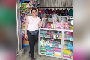 Josseling Blandón, de 25 años de edad, decidió emprender en 2019 con una librería ante la falta de empleos en el país. 