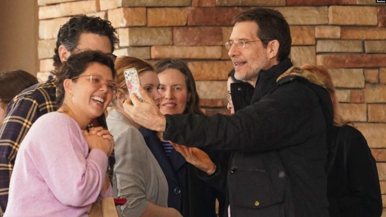 Juan Lorenzo Holmann, uno de 222 presos políticos liberados de Nicaragua, a su llegada a Virginia, EEUU, el 9 de febrero de 2023.