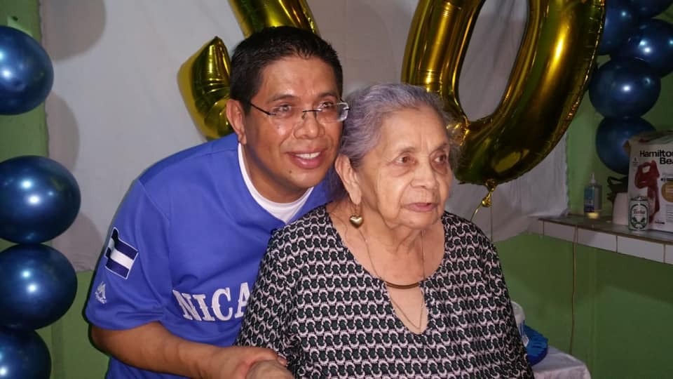 miguel mendoza junto a su madre doña salvadora urbina