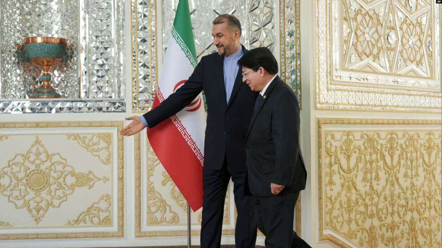 El canciller iraní, Hossein Amirabdollahian, a la izquierda, recibe a su homólogo nicaragüense, Denis Moncada Colindres, para su reunión en Teherán, Irán, el 18 de diciembre de 2022.