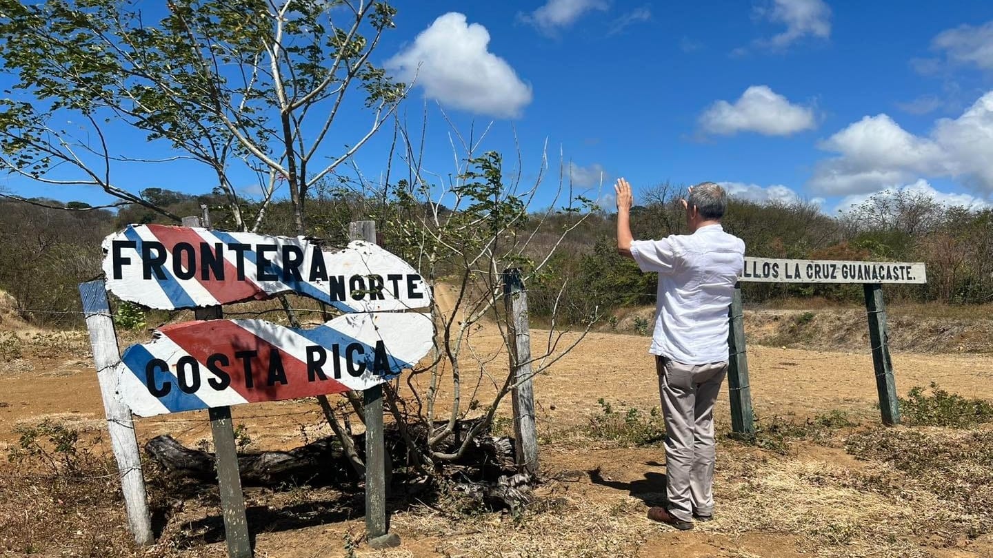 Obispo de Costa Rica llega a frontera con Nicaragua para orar por Monseñor Álvarez