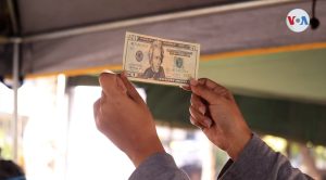 El dólar está primando sobre el bolívar en las ventas de comerciantes en Venezuela .