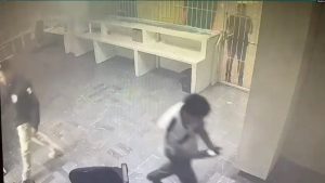 Custodios del centro de detención de migrantes en México los dejan enllavados mientras se incendiaba la celda /VOA