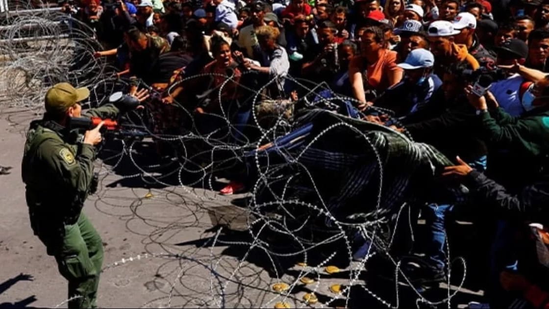 Migrantes intentan cruzar frontera EE.UU. VOA parole humanitario México