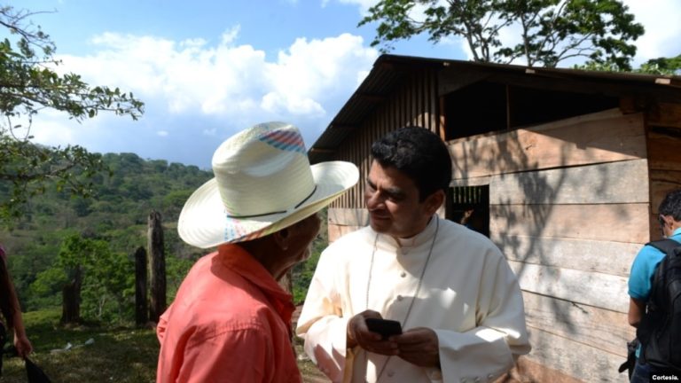 Monseñor Rolando Álvarez el 18 de abril de 2018 en una comunidad rural en Matagalpa. Foto: Cortesía Óscar Navarrete/La Prensa