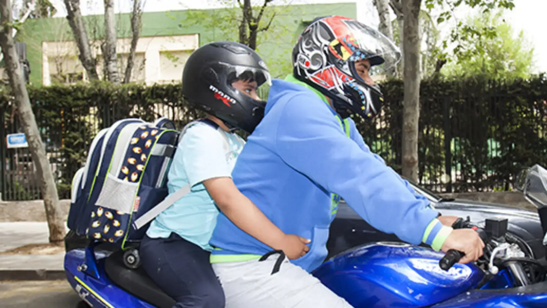 Policía de tránsito multa a motociclista por viajar con un niño a bordo/ Nicaragua Actual