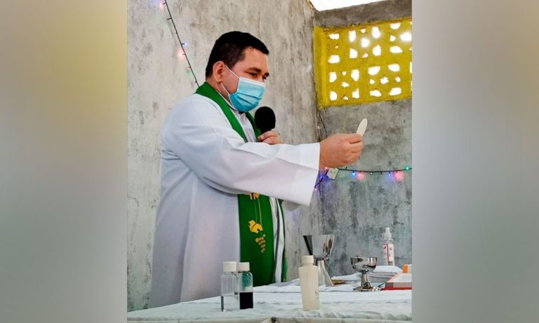 Sacerdote Nestor Mendoza desterrado por la dictadura de Daniel Ortega y Rosario Murillo Foto tomada de LA PRENSA