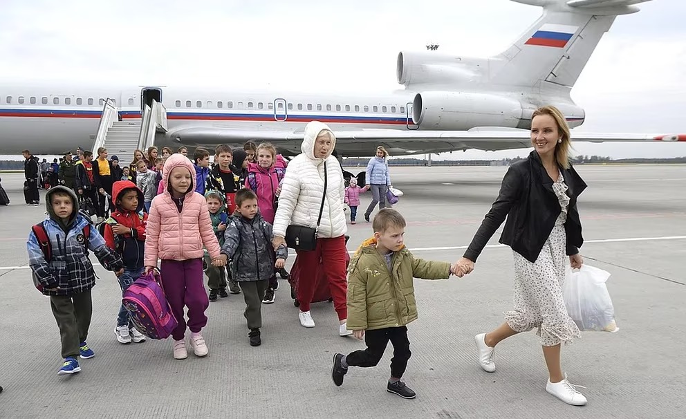 La funcionaria rusa, Maria Lvova-Belova, arriba a Moscú con un grupo de chicos trasladados ilegalmente desde la entonces ciudad ocupada de Mariupol en octubre del año pasado. (Presidencia de la Federación Rusa)