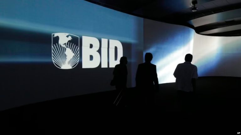 La gente pasa frente al logotipo del Banco Interamericano de Desarrollo (BID) en el centro de convenciones Atlapa en la Ciudad de Panamá, el viernes 15 de marzo de 2013.