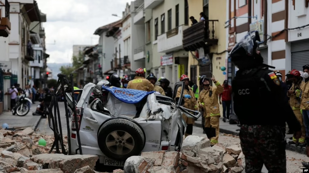 Temblor de magnitud 6.7 en Ecuador deja varios muertos y heridos