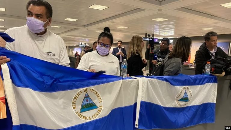Nicaragüenses acuden a Aeropuesto Internacional Dulles en Washington para recibir ex presos políticos liberados el 9 de febrero de 2023. [Foto: Salomé Ramírez, VOA]