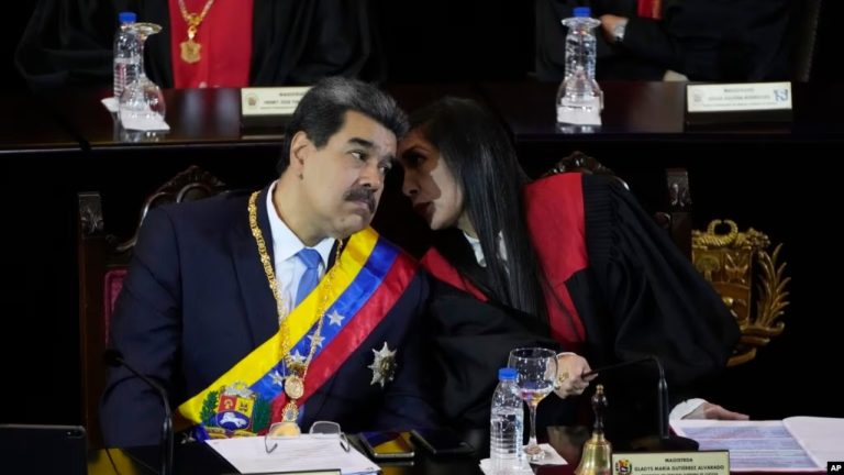 ARCHIVO - El presidente de Venezuela, (((Nicolás Maduro))), a la izquierda, escucha a la presidenta de la Corte Suprema, Gladys Gutiérrez, durante una ceremonia que marca el inicio del año judicial en la Corte Suprema de Caracas, Venezuela, el 31 de enero de 2023.