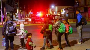 Migrantes, en su mayoría venezolanos, reunidos durante una operación de agentes de migración y la policía en el centro de Ciudad Juárez el 13 de marzo de 2023.