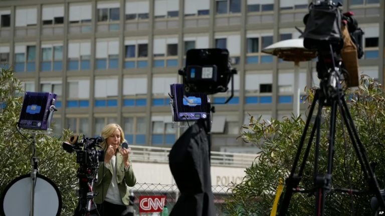 Medios de prensa esperan por noticias del papa Francisco frente al hospital Gamelli de Roma el 30 de marzo de 2023.
