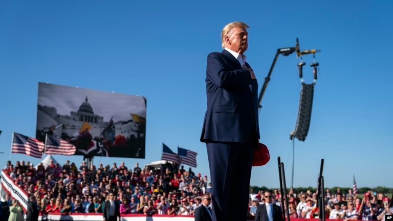 El expresidente de Estados Unidos, Donald Trump, durante un acto de campaña, en el Aeropuerto Regional de Waco, el 25 de marzo de 2023, en Waco, Texas.
