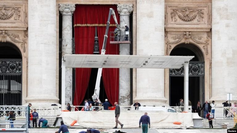 Trabajadores preparan la Plaza de San Pedro del Vaticano para las actividades del Domingo de Ramos el 31 de marzo de 2023.